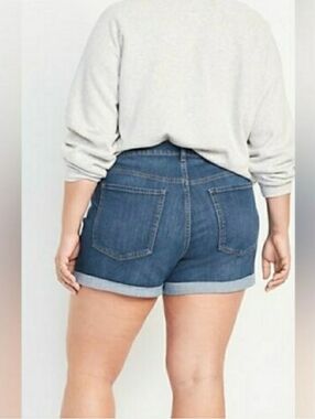 Old Navy Women's WOW Cuffed Jean Shorts In A Mid-Rise Fit. Size: 24. Waist: 48"